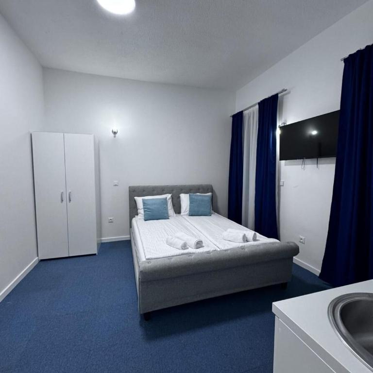 Royal Blue Central Point - King Room - 18