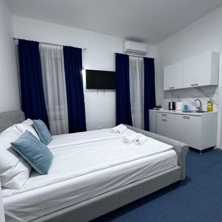 Royal Blue Central Point - King Room - 16