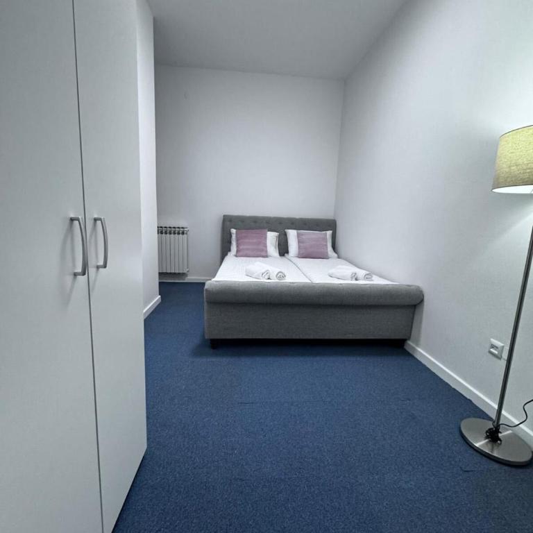Royal Blue Central Point - Standard Double Room - 23