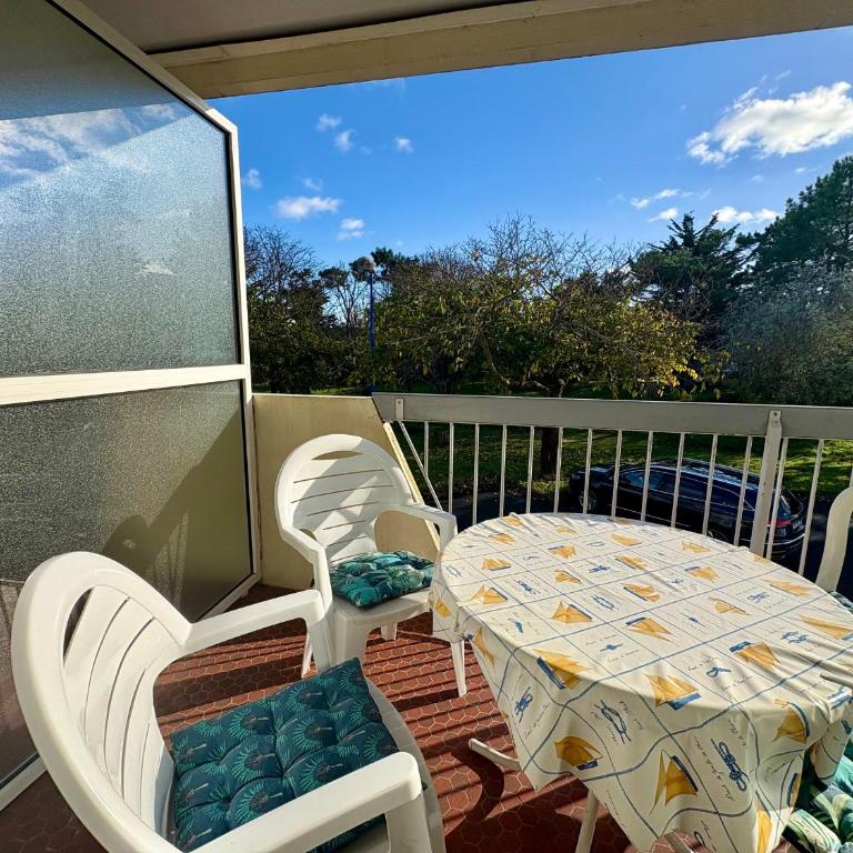 Bel appartement à St Jean de Monts avec balcon et parking, proche plage et commerces - FR-1-323-585 - Apartment - 1