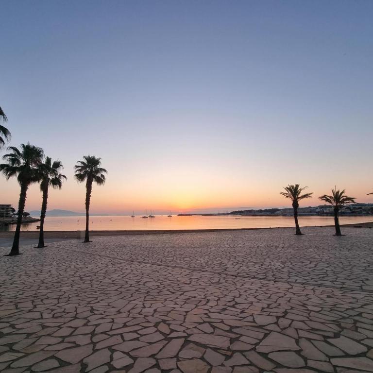 Acogedor apartamento a 50m de la playa con terraza, aire acondicionado y parking - HISP-236-82 - Apartment - 2