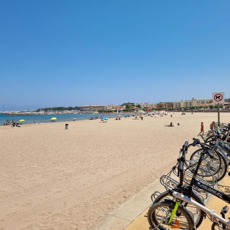 Acogedor apartamento a 50m de la playa con terraza, aire acondicionado y parking - HISP-236-82 - Apartment - 4