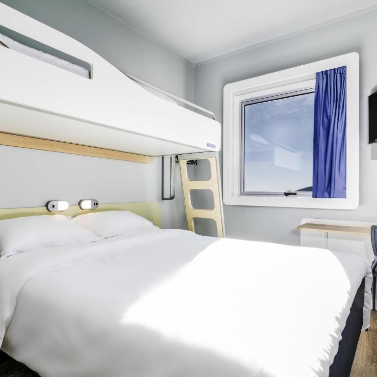 ibis budget Calama - Standard Room with One Double and One Bunk Bed - 1