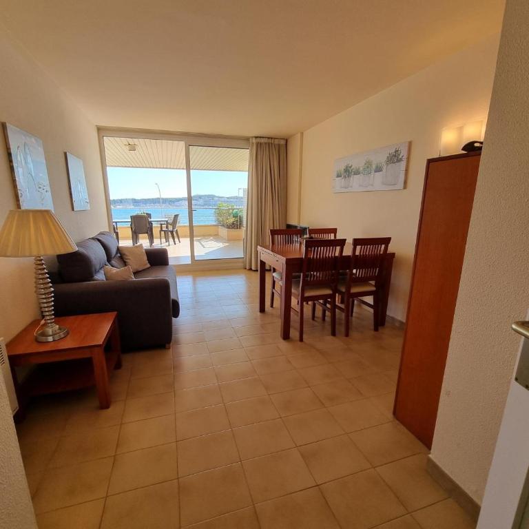 Hermoso apartamento de 2 habitaciones con terraza cerca de la playa - HISP-236-148 - Apartment - 4