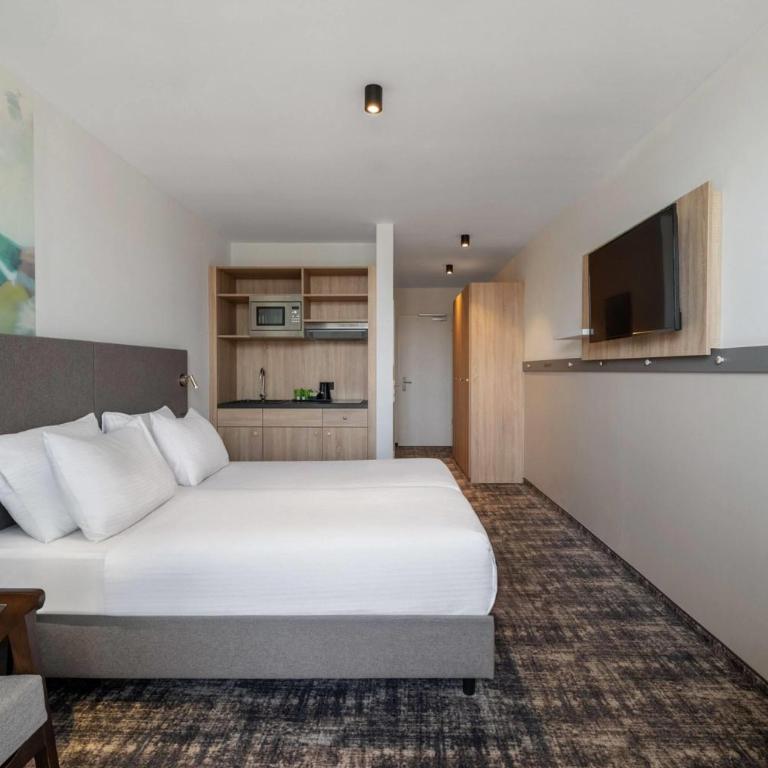 Wyndham Garden Munich Messe - Superior Zweibettzimmer mit Küchenzeile und Balkon - Nichtraucher - 3