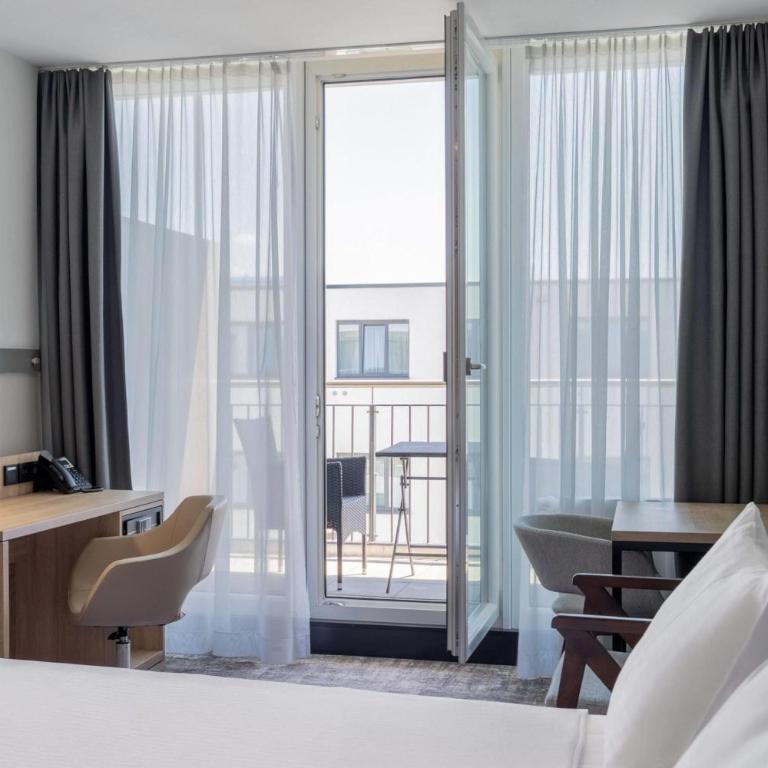 Wyndham Garden Munich Messe - Superior Zweibettzimmer mit Küchenzeile und Balkon - Nichtraucher - 8