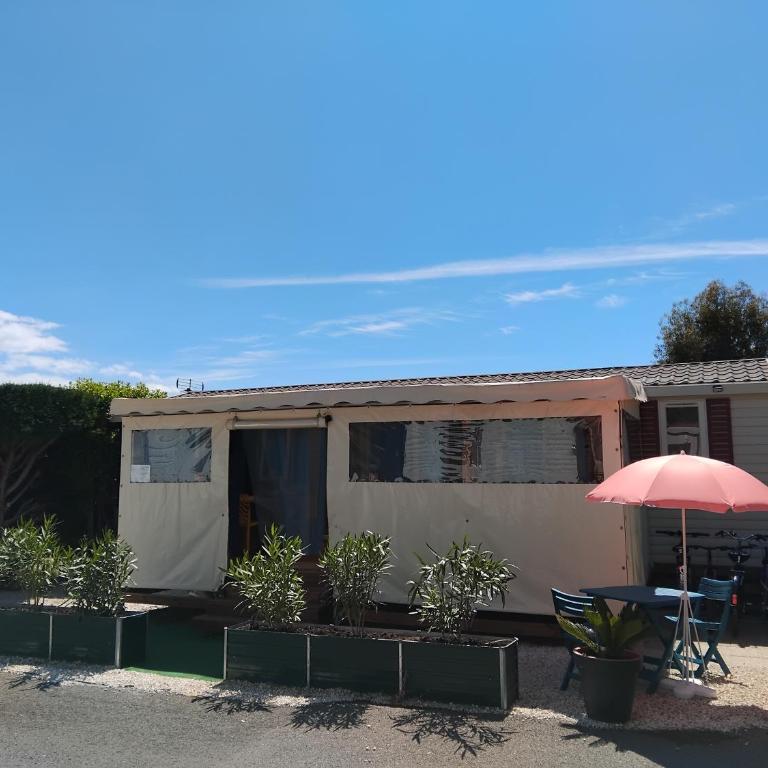 MOBIL HOME GLAMPING CONFORT D'UN HOTEL SANS LES CONTRAINTES PISCINE PROMOTION SEPTEMBRE 3 CHAMBRES - 2 SdB -climatisé - 300m de la mer - piscine - parking - - Mobilheim - 2