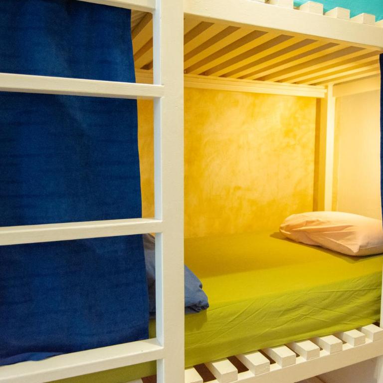 Casa Caracol - Cama en habitación compartida mixta con 5 camas y baño privado - 3