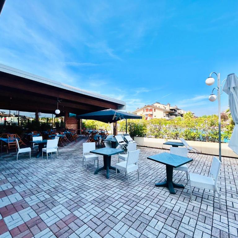 Platino Apartment - Jacuzzi privata con tre Piscine residenziali ed un bar a 200m dal Lago - Appartamentino su 2 Livelli - 30