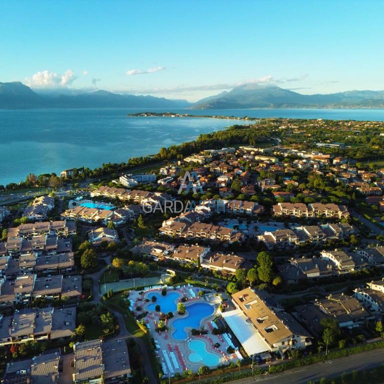 Platino Apartment - Jacuzzi privata con tre Piscine residenziali ed un bar a 200m dal Lago - Appartamentino su 2 Livelli - 46