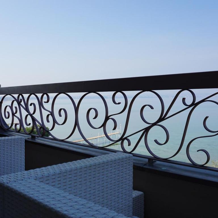 Sirmio Apartments - Primavera Stay - Top Floor Apartment with Terrace and Lake View - 12