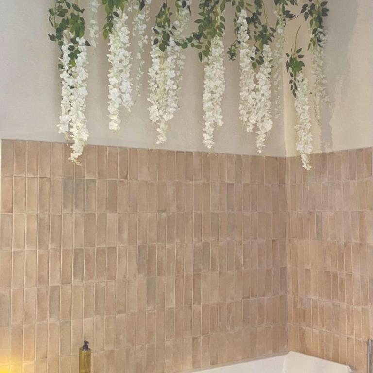 La Cour Secrète - Suite Riad - Cocon romantique à deux - Balnéo privée - ambiance tamisée - escapade amoureuse - cœur de ville Carpentras - Appartement 1 Chambre avec Baignoire Spa - 25