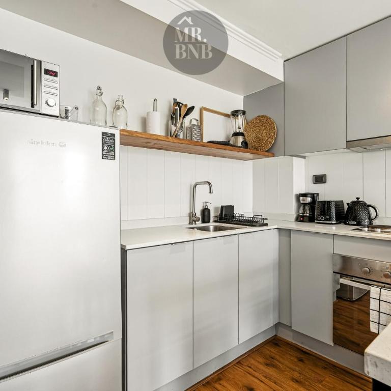 Padre Mariano Apartments by Mr BnB - Two-Bedroom Apartment with Terrace - 14