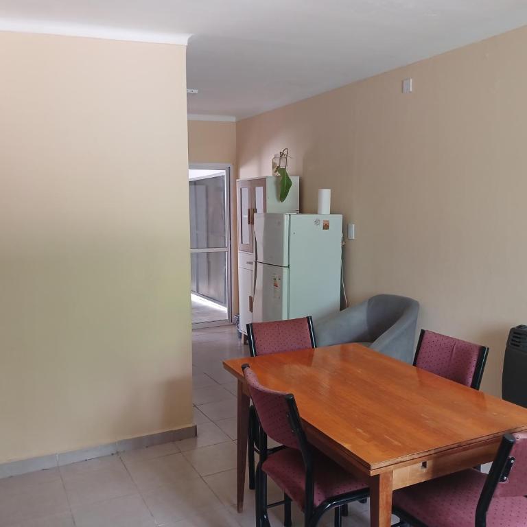 Cómoda y tranquila - Two-Bedroom House - 2