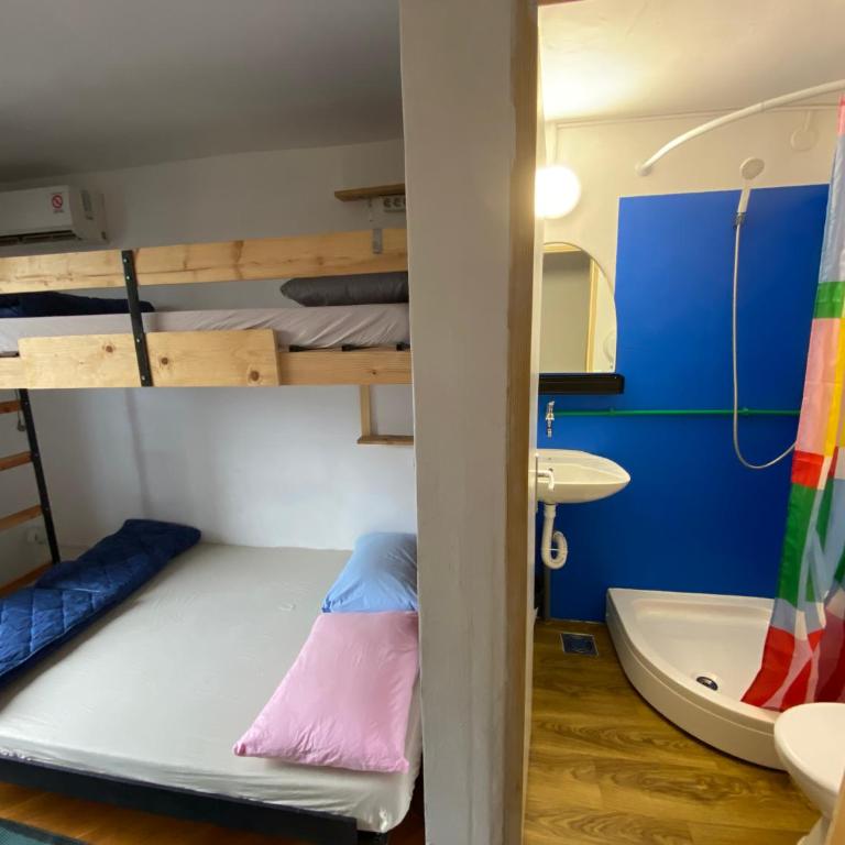 Chillton hostel - Quadruple Room with Private Bathroom - 19