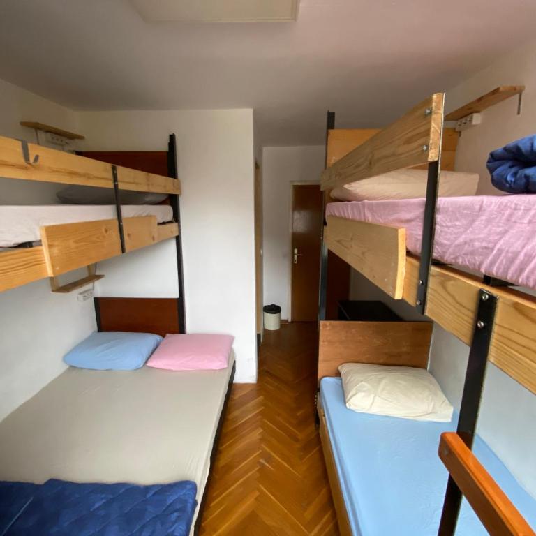 Chillton hostel - Četvorokrevetna Soba sa Sopstvenim Kupatilom - 26