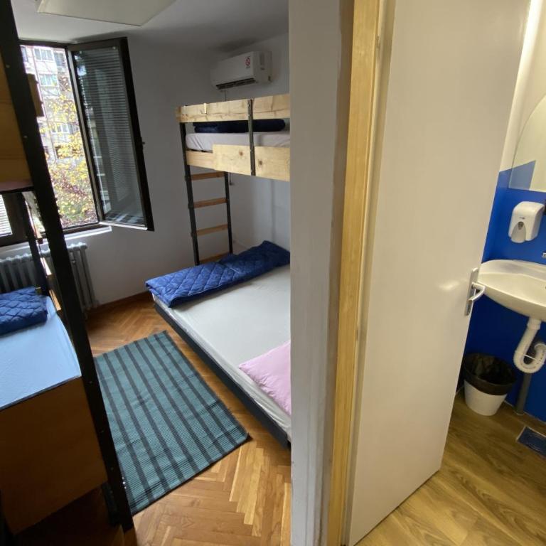 Chillton hostel - Quadruple Room with Private Bathroom - 20