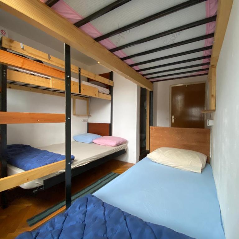 Chillton hostel - Quadruple Room with Private Bathroom - 23