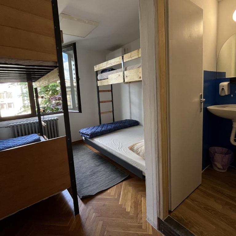 Chillton hostel - Quadruple Room with Private Bathroom - 14