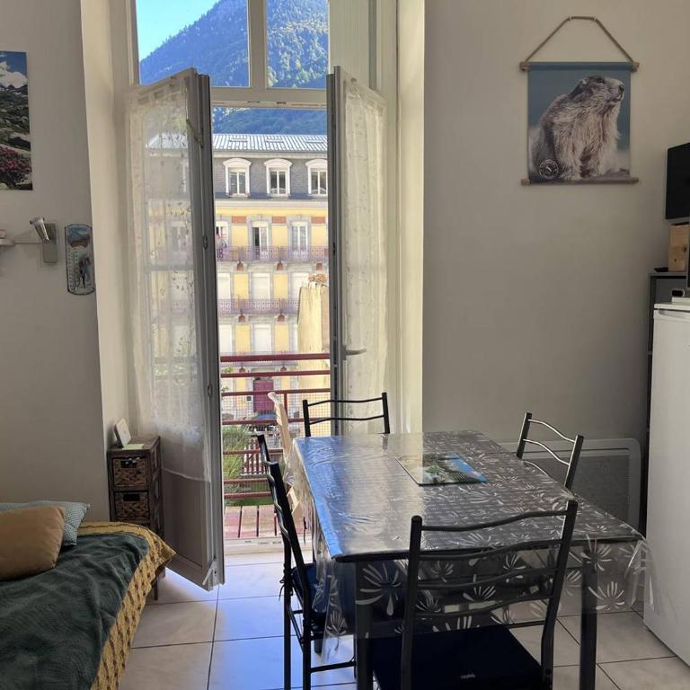 Studio lumineux avec balcon au cœur de Cauterets - FR-1-812-148 - Appartement - 1