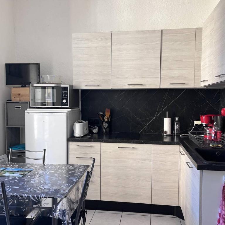 Studio lumineux avec balcon au cœur de Cauterets - FR-1-812-148 - Appartement - 3