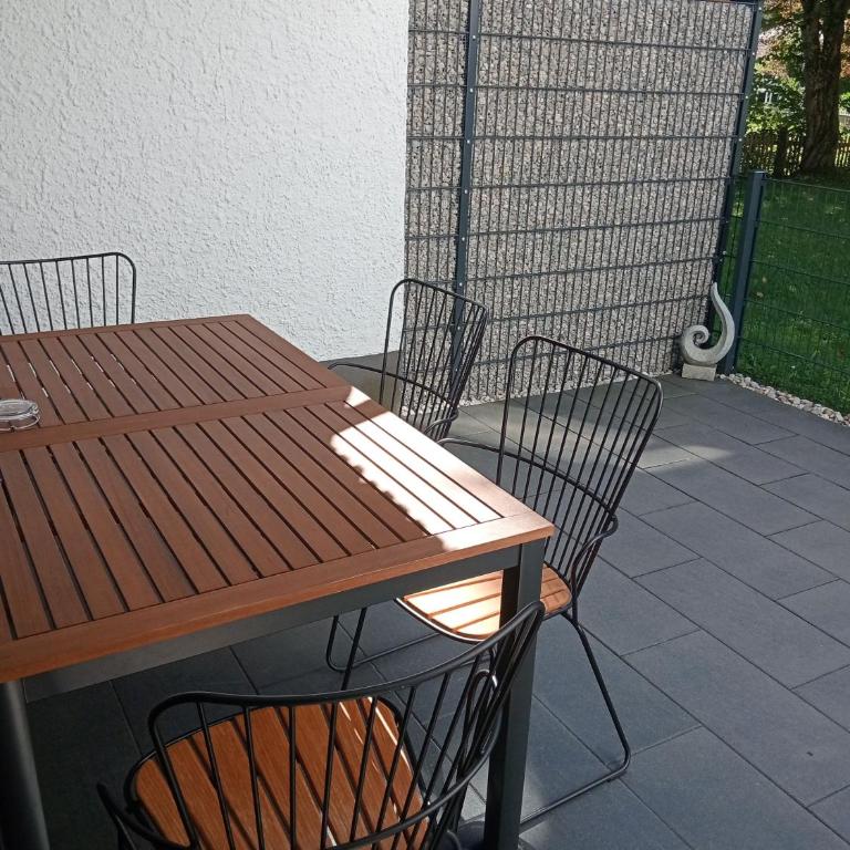 Maurers Schlierseetraum 1 hochwertige Erdgeschosswohnung mit allen Raffinessen erfreut sich auch Urlauber idealerweise für Paar mit Kindern geeignet und Vierbeiner Dank des tollen Zauns auf der Terrasse stylisch und edel von der Ausstattung mit 64 qm - Apartment mit 1 Schlafzimmer - 14
