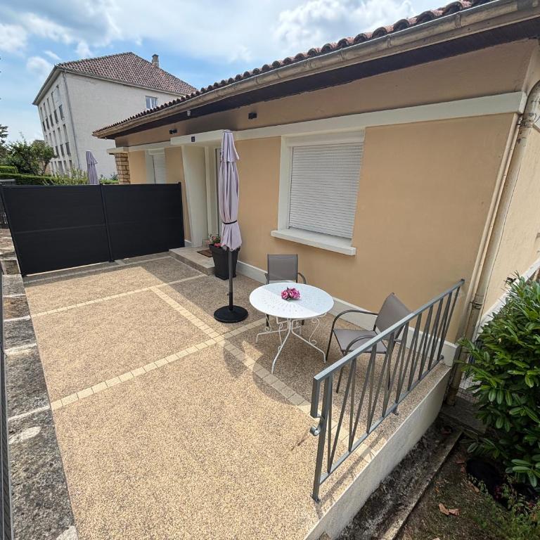 T2 rénové, jardin parking & garage privé, proche centre - One-Bedroom House - 31