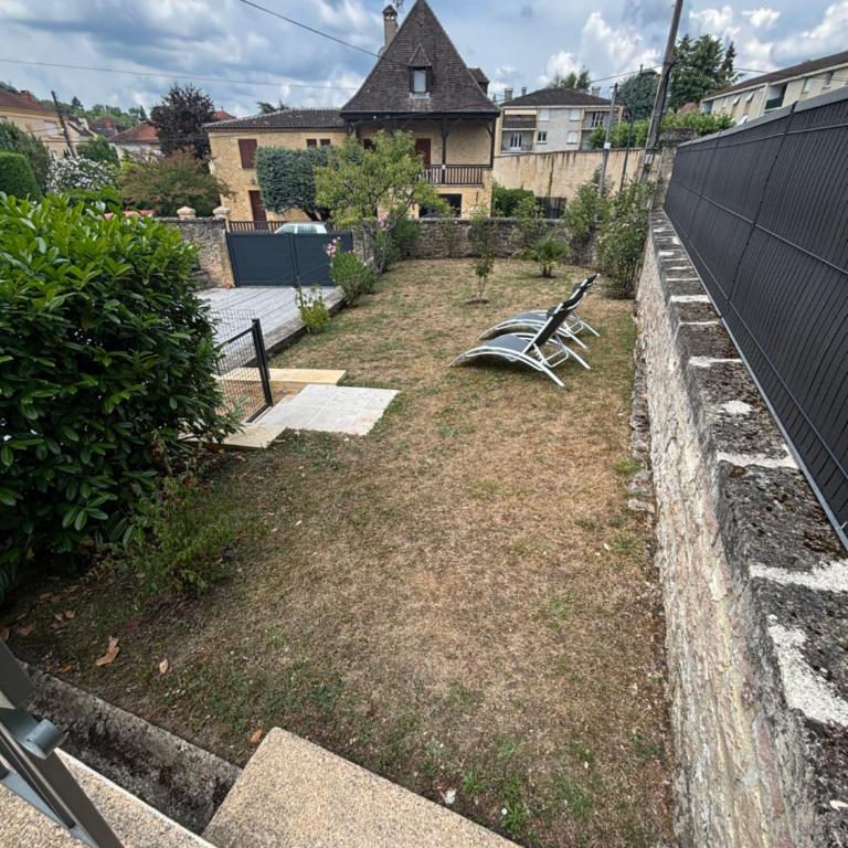 T2 rénové, jardin parking & garage privé, proche centre - One-Bedroom House - 35