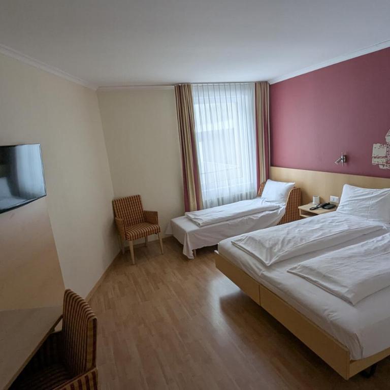 Ambassador Self Check-in Hotel - Dreibettzimmer - 4