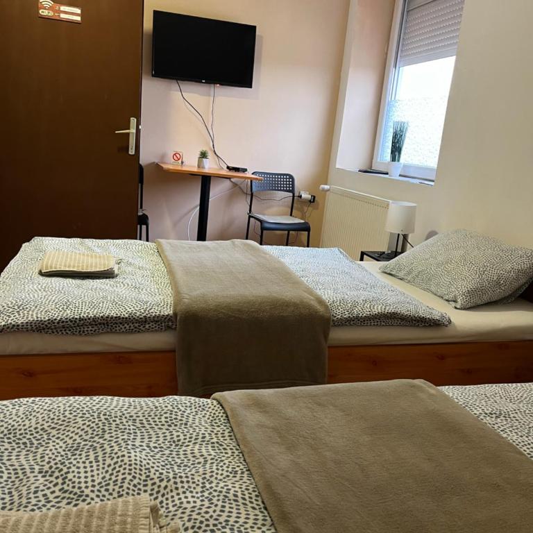Rooms with private Bathroom & Free Parking ''Sobe Zoka,, - Dvokrevetna Soba sa Zasebnim Krevetima - 12