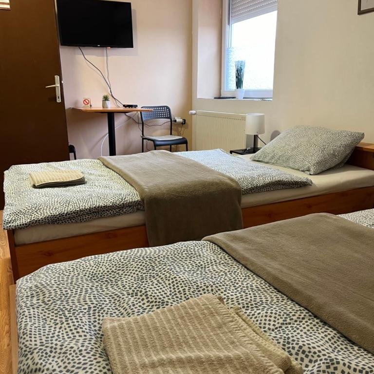 Rooms with private Bathroom & Free Parking ''Sobe Zoka,, - Dvokrevetna Soba sa Zasebnim Krevetima - 5