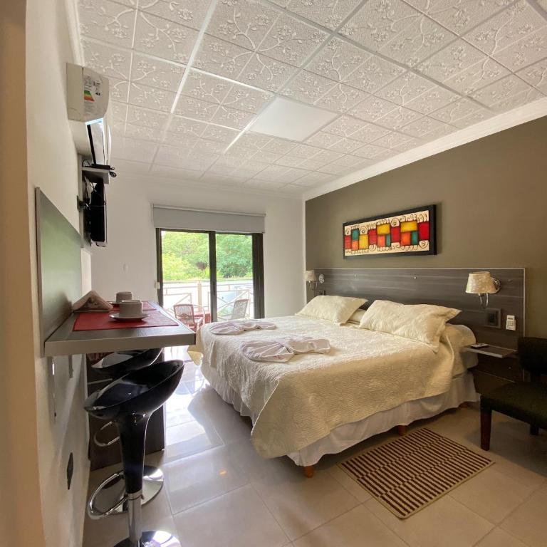 Alto Valle - Habitación con cama extragrande y vistas a la piscina - 1