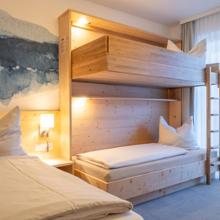 Familienhotel Botenwirt - Vierbettzimmer mit Balkon - 3