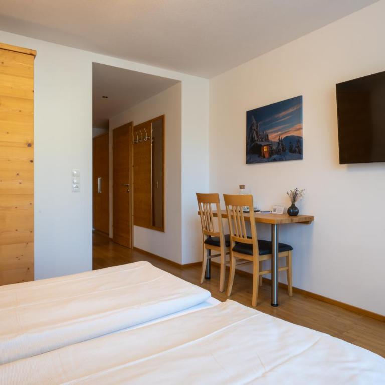 Familienhotel Botenwirt - 2 kleine Doppelzimmer mit Verbindungstür und Balkon - 3