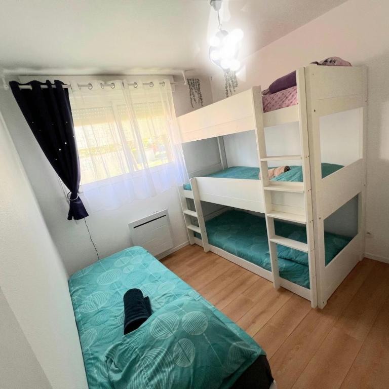 Apt au calme, 2-3 chambres, Sauna, 2 parkings, bus sur place - Appartement avec Vue et Balcon - 17