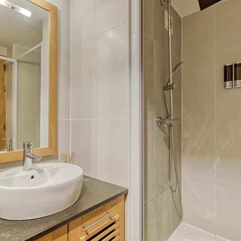Appartement LE BUET skis aux pieds, piscine & Spa - Appartement 2 Chambres - 15