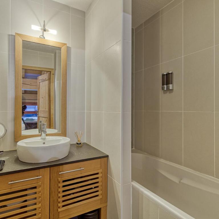 Appartement LE BUET skis aux pieds, piscine & Spa - Appartement 2 Chambres - 12