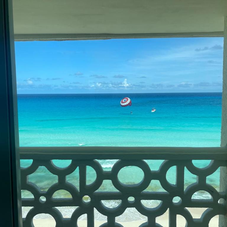 Seashore Apartment Cancun - Deluxe Double Room with Balcony and Sea View - 11