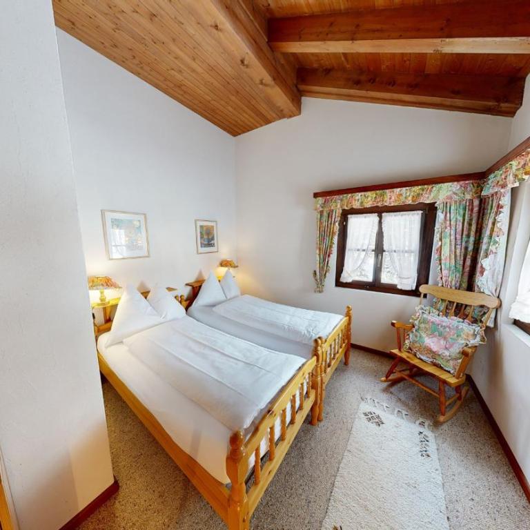 Schweizerhaus Apartments - Guesthouse La Planüra - 10