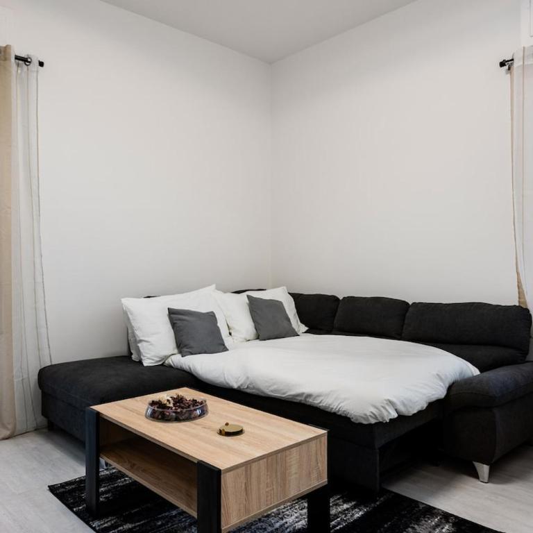 Family & Friends - 2min to Tram - 8min to Station - Appartamento con 2 Camere da Letto - 15