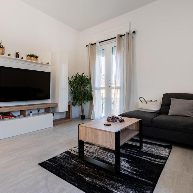 Family & Friends - 2min to Tram - 8min to Station - Appartamento con 2 Camere da Letto - 17