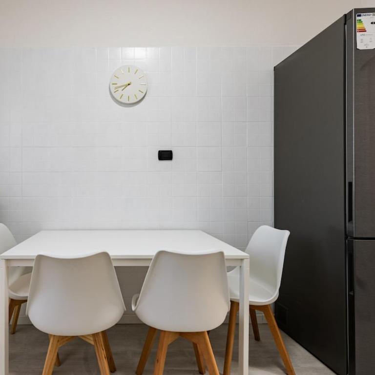 Family & Friends - 2min to Tram - 8min to Station - Appartamento con 2 Camere da Letto - 11