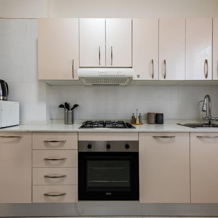 Family & Friends - 2min to Tram - 8min to Station - Appartamento con 2 Camere da Letto - 10