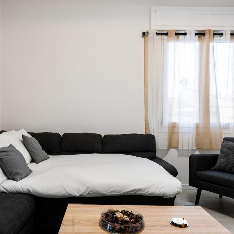 Family & Friends - 2min to Tram - 8min to Station - Appartamento con 2 Camere da Letto - 16