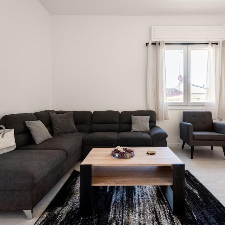 Family & Friends - 2min to Tram - 8min to Station - Appartamento con 2 Camere da Letto - 2