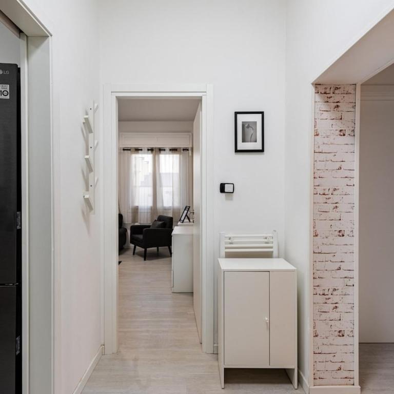 Family & Friends - 2min to Tram - 8min to Station - Appartamento con 2 Camere da Letto - 27