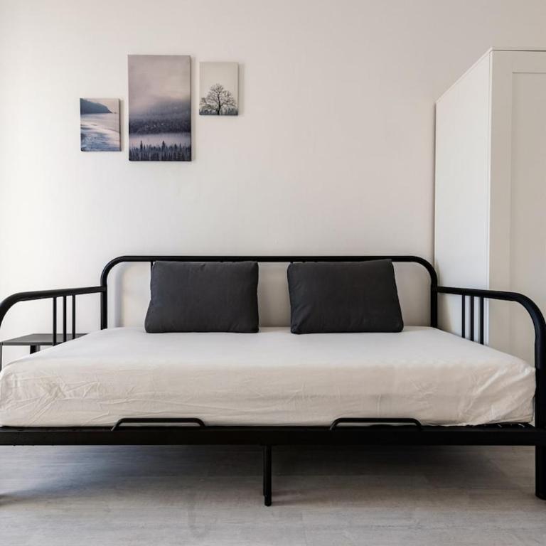 Family & Friends - 2min to Tram - 8min to Station - Appartamento con 2 Camere da Letto - 4