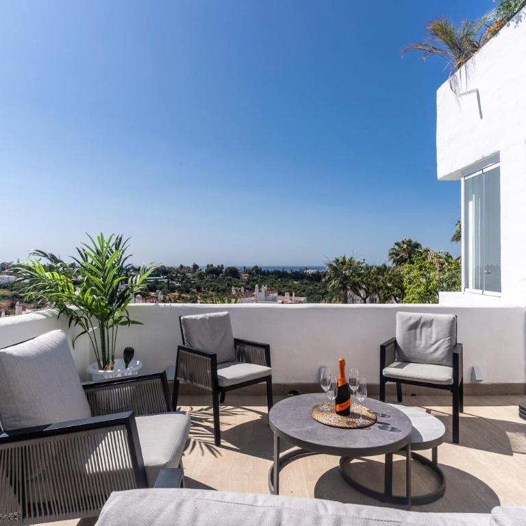 Atico Dúplex en Estepona con Vistas al Mar y Montaña a 10 min de la Playa - Apartamento de 3 dormitorios - 5