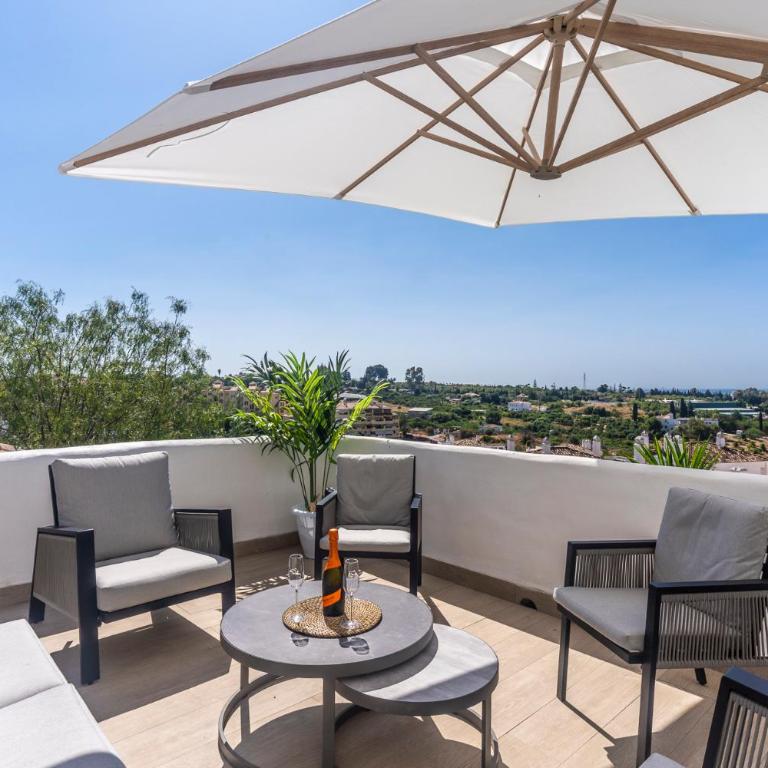 Atico Dúplex en Estepona con Vistas al Mar y Montaña a 10 min de la Playa - Apartamento de 3 dormitorios - 4