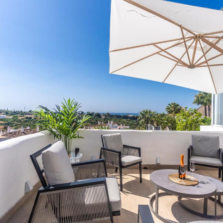 Atico Dúplex en Estepona con Vistas al Mar y Montaña a 10 min de la Playa - Apartamento de 3 dormitorios - 2